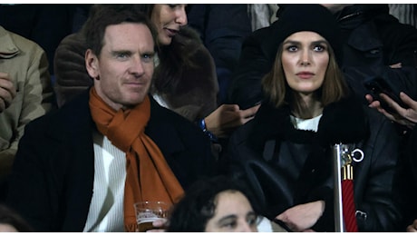 Keira Knightley e Adrien Brody in tribuna per Como-Roma: nel parterre vip anche Michael Fassbender