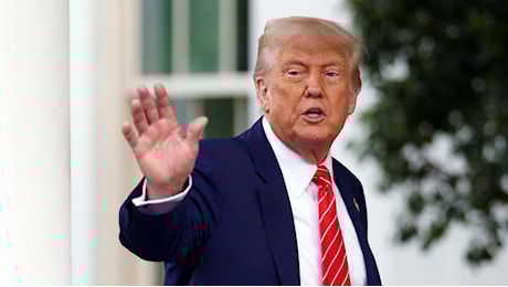 Trump mantiene i dazi al 10%, ma apre a un taglio per la Cina. L’Ue in attesa, mentre a Ginevra partono i negoziati Trump mantiene i dazi al 10%, ma apre a un taglio per la Cina. L’Ue in attesa, mentre a Ginevra partono i negoziati