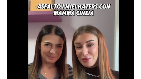 La mamma di Elisa Esposito la difende dagli haters: «Sta su Onlyfans? Meglio che spaccarsi la schiena 8 ore al giorno» - Il video