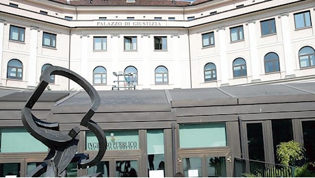Sesso con due studentesse minorenni: insegnante astigiano a giudizio