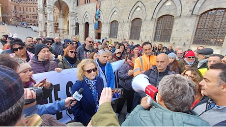 Beko Siena, il sindaco si commuove incontrando i lavoratori: “Io non mollo, vorrei fare di più”