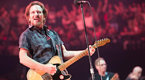Pearl Jam, i problemi alla voce di Eddie Vedder non fermano lo show. E a Manchester la band emoziona il pubblico