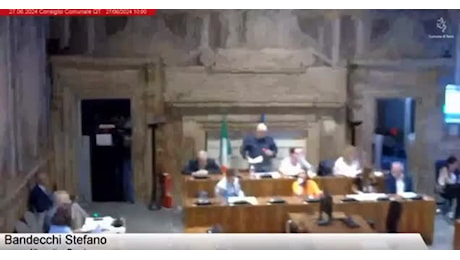 Terni, Bandecchi abbaia al question time contro i consiglieri di FdI per le loro critiche e lascia l'aula - VIDEO