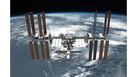 Satellite russo si frantuma nello spazio e costringe gli astronauti della ISS a mettersi al riparo