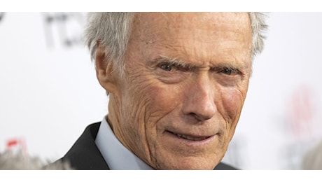 Clint Eastwood sul set dell’ultimo film ‘Giurato numero 2’: «Cosa fareste voi al suo posto?»