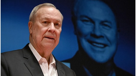 È morto il registra e artista Robert Wilson, era definito il pioniere del teatro immagine: aveva 83 anni