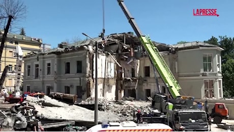 VIDEO Kiev, proseguono le operazioni di scavo all'ospedale pediatrico