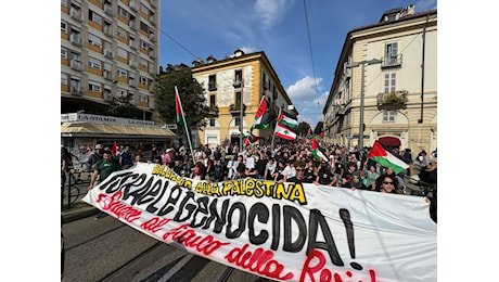 Manifestazione pro Palestina, corteo e disagi nel centro di Torino per questo sabato pomeriggio [FOTO]