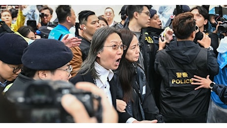 Hong Kong, pesanti condanne per 45 deputati e attivisti per la democrazia