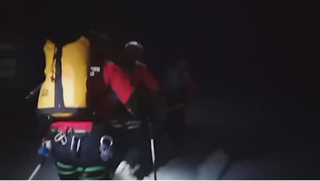 Soccorso alpino in azione sul Gran Sasso, si cerca di raggiungere i due alpinisti rimasti bloccati [FOTO E VIDEO]