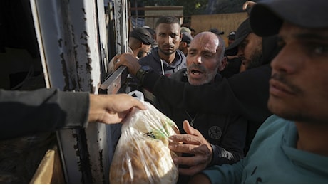 Video. Gaza, centinaia di palestinesi in fila per un sacchetto di pane