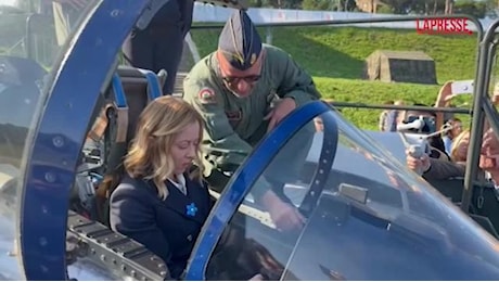 Meloni in versione Top gun alla Festa delle Forze Armate: la premier sale sulle Frecce Tricolori