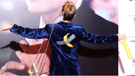 La provocazione di Naike Rivelli: l’abito-banana in stile Cattelan sul red carpet di Torino