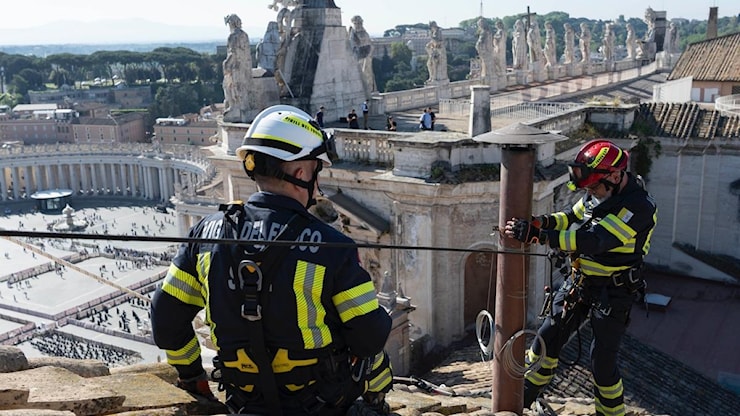 Conclave, come funziona la fumata bianca o nera, a che ora è attesa - La Gazzetta dello Sport Conclave, come funziona la fumata bianca o nera, a che ora è attesa - La Gazzetta dello Sport