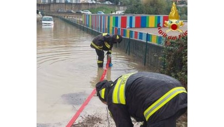 Maltempo nel narnese - amerino. Auto bloccata dall'acqua e un ramo colpisce una vettura in transito