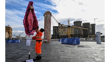 Napoli, una vagina in piazza Municipio: rimossa l'opera di Cristina Donati Meyer