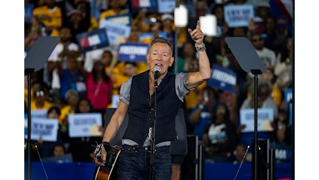 Bruce Springsteen sul palco per Kamala Harris: “Trump corre per diventare tiranno” – Video