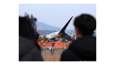 Corea del Sud: schianto aereo, perquisiti gli uffici di JeJu Air