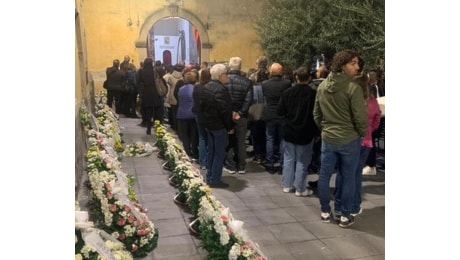 Lentini in fila davanti alla bara bianca. I genitori Margaret: Chi sa di altri casi, parli