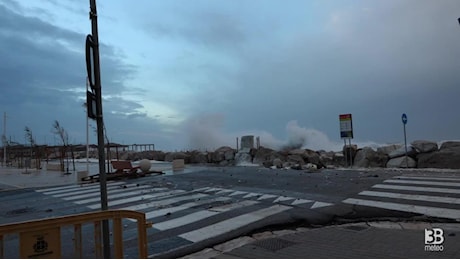 Cronaca meteo diretta - Maltempo su costa toscana, mareggiata e forte vento a Marina di Pisa - Video