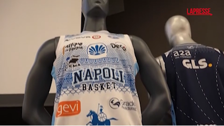 VIDEO Napoli compie 2500 anni, la squadra di Basket in campo con maglia celebrativa