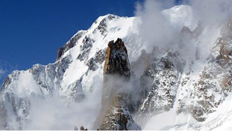 Monte Bianco, trovato morto l'alpinista disperso. Era precipitato in un crepaccio sotto il rifugio Gonella