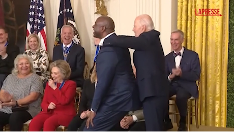 VIDEO Usa, Magic Johnson si abbassa per ricevere la Medal of Freedom da Biden: il video esilarante