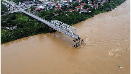 Tifone Yagi devasta il Vietnam e fa crollare un ponte, il video: si aggrava il bilancio dei morti