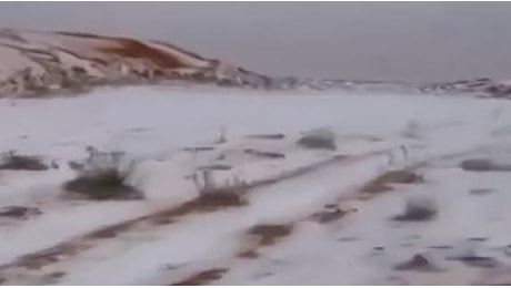 L'Arabia Saudita è un paese delle meraviglie invernale: i deserti si tingono di bianco dopo la grandinata