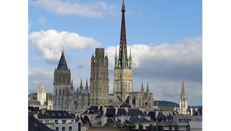 La Cattedrale di Rouen salvata dall'incendio: fiamme domate, edificio senza danni