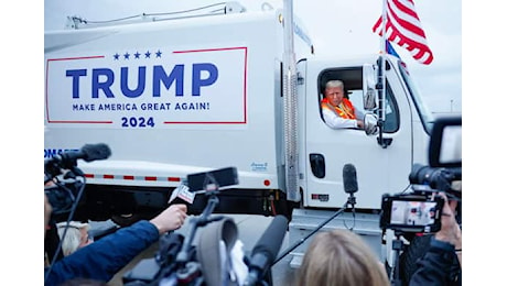 Elezioni Usa 2024, Trump su un camion della spazzatura a un comizio in Wisconsin