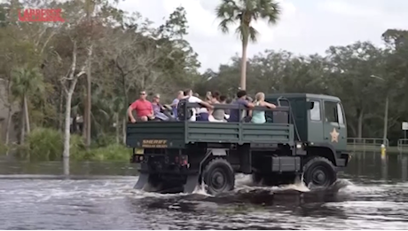 VIDEO Uragano Milton, i residenti delle città costiere in Florida evacuati sui mezzi della polizia