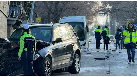 Tragedia a Torrette, auto contro colonna del gas, perdono la vita una dottoressa e un uomo. Quartiere blindato LA DIRETTA