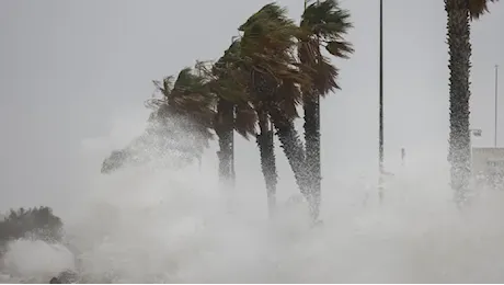 Spagna, allerta rossa meteo a Barcellona: aeroporto allagato, volo da Orio dirottato ad Alicante