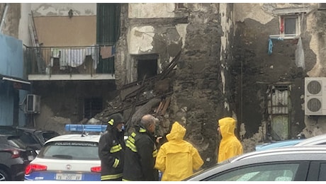 Torre del Greco, crollo di un palazzo per il maltempo: evacuazione in corso per le famiglie