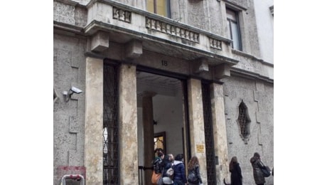 Diciottenne accoltellato fuori dal Tribunale dei minori: fermati due 17enni per tentato omicidio