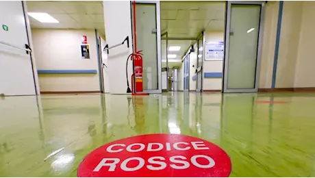 Il paziente attende la visita urgente, medico si addormenta al pronto soccorso