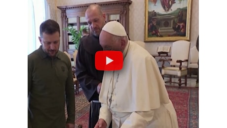 Papa Francesco e Zelensky: incontro in Vaticano per trovare la via giusta per la pace; il Video Sky