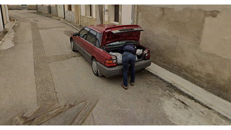 Google Street View risolve l’omicidio. Il killer ripreso dalla Google Car mentre carica il cadavere in auto