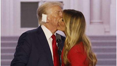 Donald Trump tenta di baciare Melania, lei reagisce così