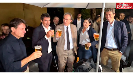 Alla festa di Verdi-Sinistra il “patto della birra” con Conte e Schlein. Ma la platea fischia su Renzi e il palco si infiamma sull’Ucraina