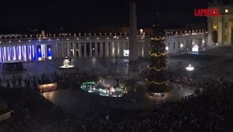 Vaticano, inaugurati il presepe e l'albero di Natale in piazza San Pietro