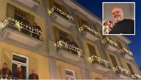 Salerno, nel pomeriggio dell'Immacolata Pippo Pelo dà lo start alle luci di Natale sui balconi