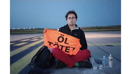 Attivisti per il clima bloccano l'aeroporto di Francoforte