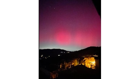 Spettacolo nella notte piacentina, l’aurora boreale dipinge la volta celeste