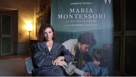 Jasmine Trinca è Maria Montessori: “È indegno chi dall’alto chiede classi separate, la scuola è fatta di inclusione e amore”