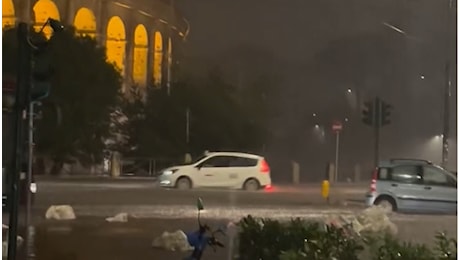 Nubifragio a Roma, il video degli allagamenti vicino al Colosseo: strade come fiumi, la spazzatura galleggia