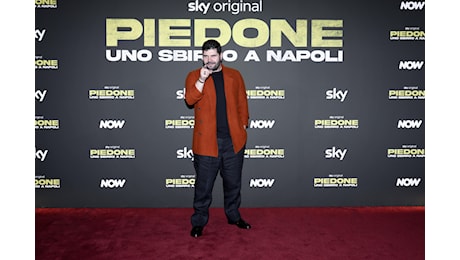 Piedone, Salvatore Esposito erede di Bud Spender nella serie Sky