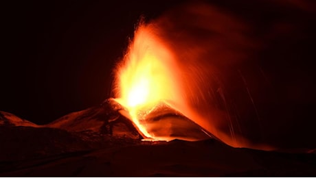 Etna in eruzione: lava e pioggia di cenere. Chiuso l'aeroporto di Catania. Le foto spettacolari
