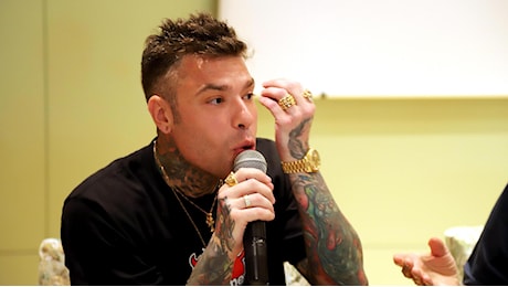 Malore in volo per Fedez, ricoverato e dimesso a Brindisi